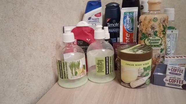 Пустые баночки уходовой косметики за лето