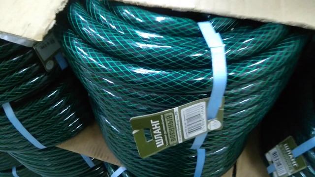 Обзор товаров в магазине Светофор. Шланг поливочный саморастягивающийся.