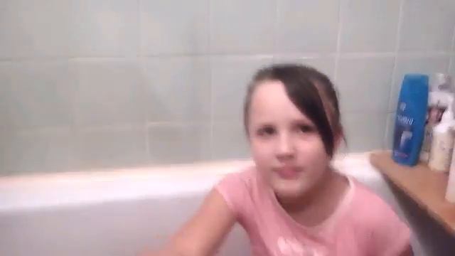 КУПАЮСЬ В ВАННЕ В ОДЕЖДЕ"""''!!!!! ЖЕСТЬ!! смотреть онлайн