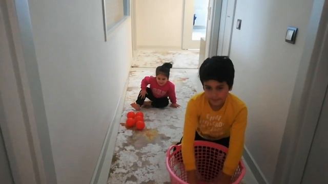 DURU VE ABİSİ RENKLİ TOPLARLA BASKET OYNUYOR. смотреть онлайн