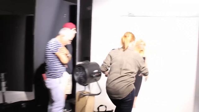 Behind the scenes at Shakira's ELLE cover shoot (on stands now!) смотреть онлайн