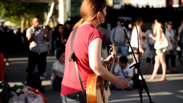 ДЕВУШКА УЛИЧНЫЙ МУЗЫКАНТ ► Вот Такие Таланты Должны Быть В Голосе смотреть онлайн