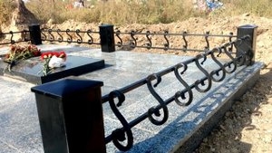 Простая оградка на кладбище, ограждение могилы, кованые элементы