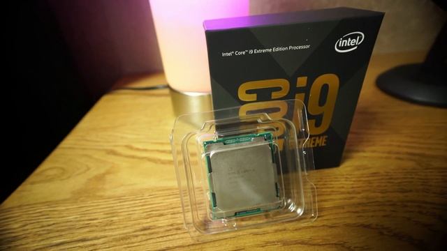 Hands on intel i9-7980X Extreme CPU Unboxing смотреть онлайн