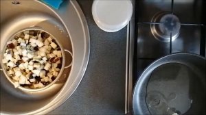 Баклажаны жареные на сковороде с чесноком.