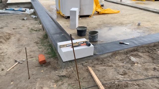 КЛАДКА ГАЗОБЛОКА. Как выставить 1й ряд газоблока. 6 Серия смотреть онлайн