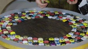 Журнальный столик из крышек и смолы | Мел31