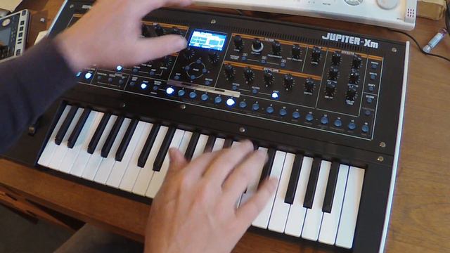 ROLAND JUPITER-Xm: How to switch between different synthesizers while the beat keeps playing смотреть онлайн