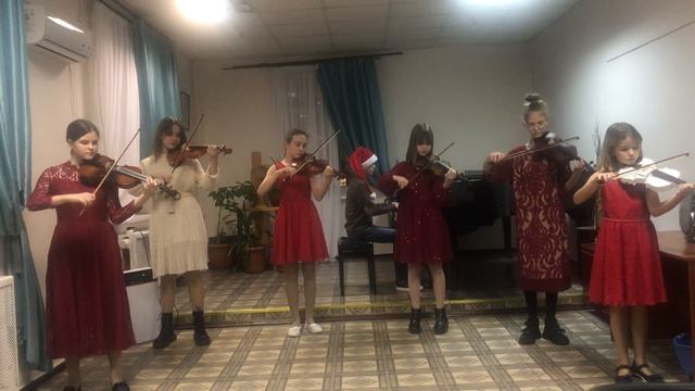 Слова Р.А. Кудашевой, музыка Л.К. Бекмана "В лесу родилась ёлочка" смотреть онлайн