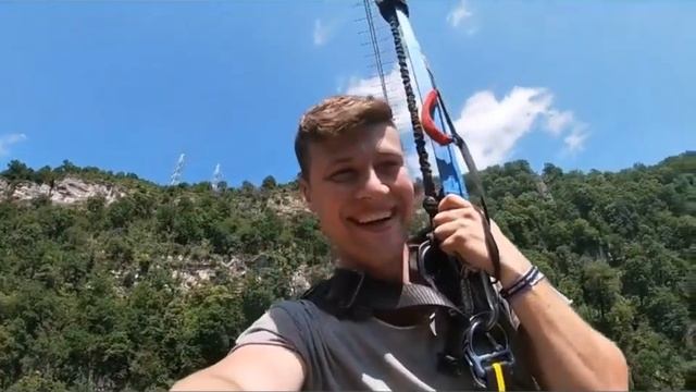 Чтобы удивить Евгению Медведеву Александр Энберт спрыгнул с 200 метров. смотреть онлайн