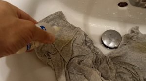 Как избавиться от жёлтых пятен под мышками на футболке