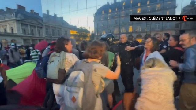 В Париже так называемые активисты дерутся с полицией, чтобы не допустить разгона мигрантов