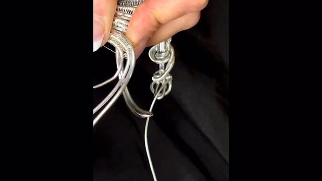 Браслет из алюминиевой и медной проволоки с устойчивым покрытием смотреть онлайн