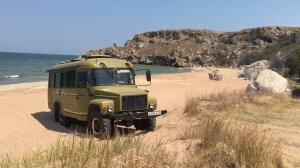 Автодом застрял в песке. Забуксовал, но выехал