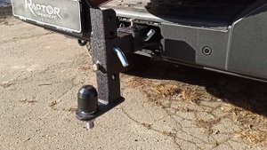 Фаркоп на Tank 300 с регулировкой по высоте от Raptor Trailers Custom.