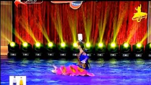 Красивый Уйгурский Танец с чашками на голове