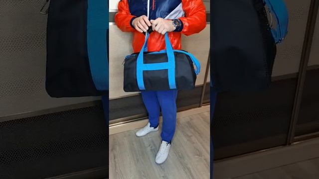 Сумка спортивная Adidas. Цвет черный с синим.