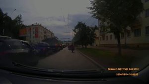 Девочка на розовом мотоцикле.