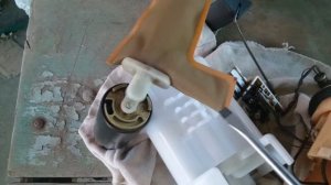 Замена топливного насоса на Toyota Bb NCP31 2000гв 2