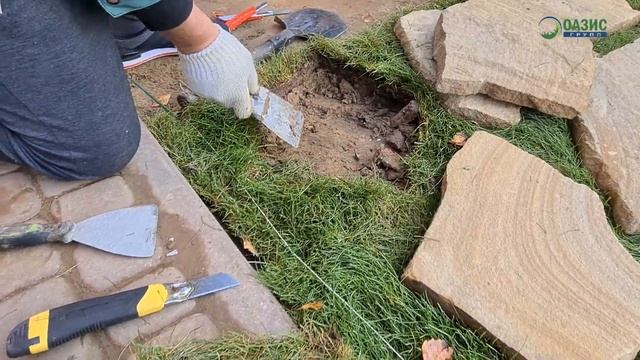 Укладка рулонного газона и мощение дорожек из плитняка. Озеленение и благоустройство.