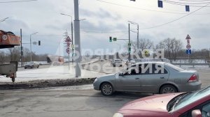 На кольце возле ЖД-вокзала с грузового автокрана упали части промышленного оборудования