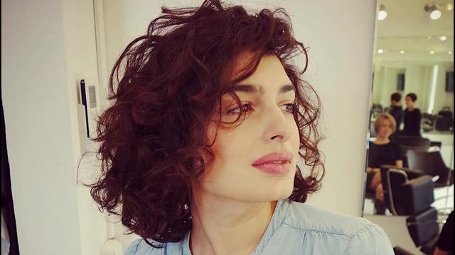 Женская стрижка на среднюю длину волос. Описание стрижки. Визуальная линия каре с округлыми слоями. смотреть онлайн