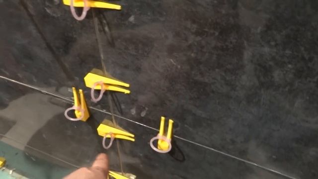 БЫСТРАЯ УКЛАДКА керамической плитки СИСТЕМА СВП своими руками на стены в ванной ВИДЕО инструкция