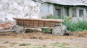 "Деревенский романс" - песня о том, как изменилась деревня, дорогая сердцу лирического героя.