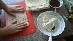 Творжный мини рулет из лаваша с клубникой и шоколадом