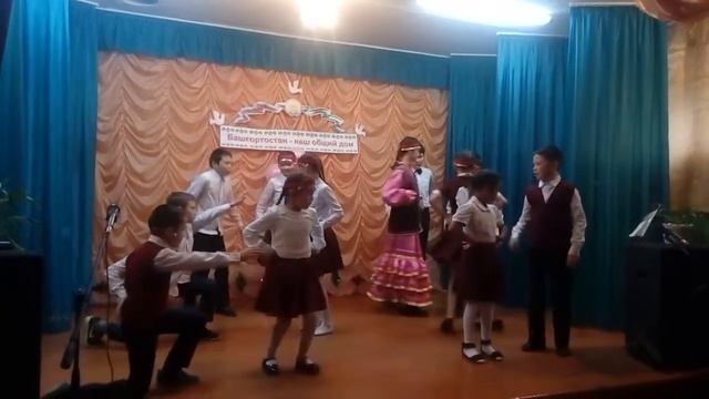 Башкирский танец мальчиков и девочек