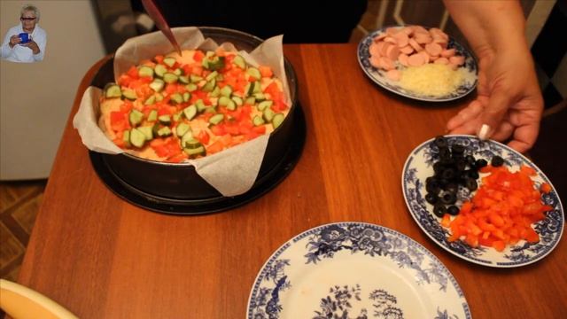 Пицца на багете или горячий бутерброд или открытый пирог с овощами и сосисками.