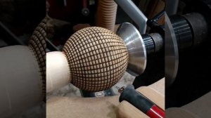 Выжигание на точеной вазе из дерева