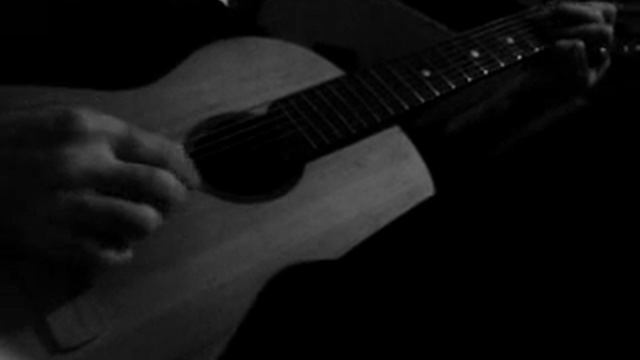 красива поет под гитару......и очень душевная песня.... смотреть онлайн