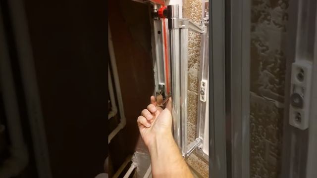 Сантехнический люк невидимки не закрывается - простое решение за 2 сек.