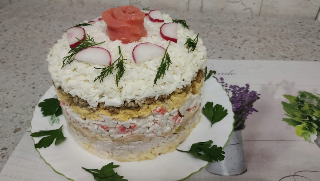 Салат "Снежная королева" с крабовыми палочками и курицей