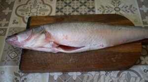 Судак, жареный на сковороде, с луком