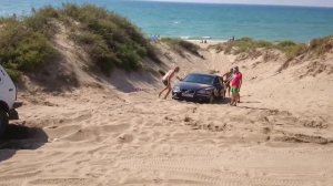 Volvo S60 застряла в песке