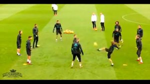 Как сын Месси играет с суаресом и злой криштьяно