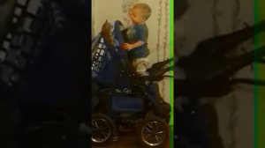 Маленький мальчик ругает кошку