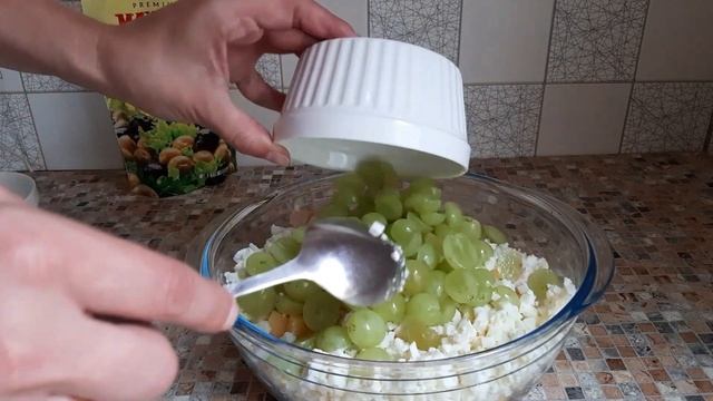 САЛАТ С ВИНОГРАДОМ!!! БЫСТРО,ПРОСТО И ОООЧЕНЬ ВКУСНО??? смотреть онлайн
