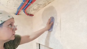 Как устранить пузырь при поклейке обоев