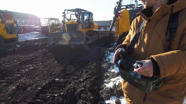 Система нивелирования, дистанционное управление со специального пульта и управление со смартфона.