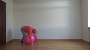 Отжимания на фитболе