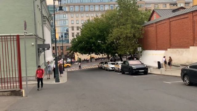 Прогулка по улице Рождественка до перекрёстка с Рождественским бульваром, г. Москва, 07.07.2023 смотреть онлайн