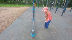 Красавица с длиным шикарным хвостом прыгает.mp4