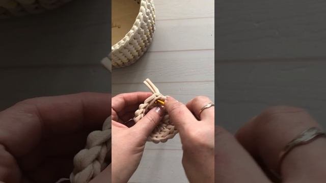 ВЯЗАНАЯ КРЫШКА ДЛЯ КОРЗИНЫ- ничего сложного, стоит попробовать!Корзина УЗОРОМ «ВЕРЕТЕНО»