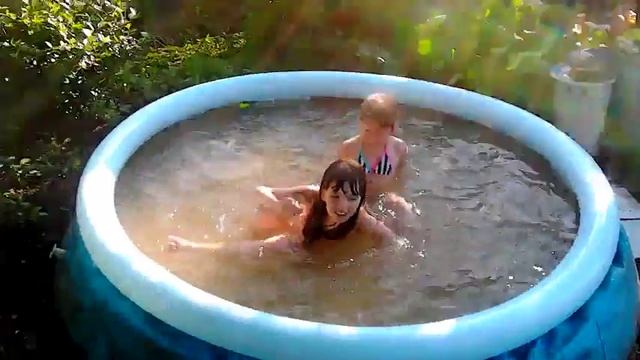 Дети на даче купаются в бассеине 2 смотреть онлайн