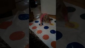 Маша с мамой играют в твистер