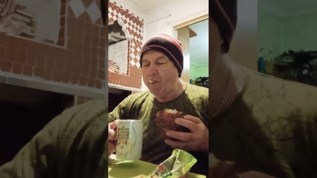 Пью зелёный чай и ем булочку с маком намазывая вареньем. смотреть онлайн