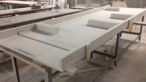 Изготовление столешницы из кварца: вид снизу. Цех компании www.e-stoun.ru